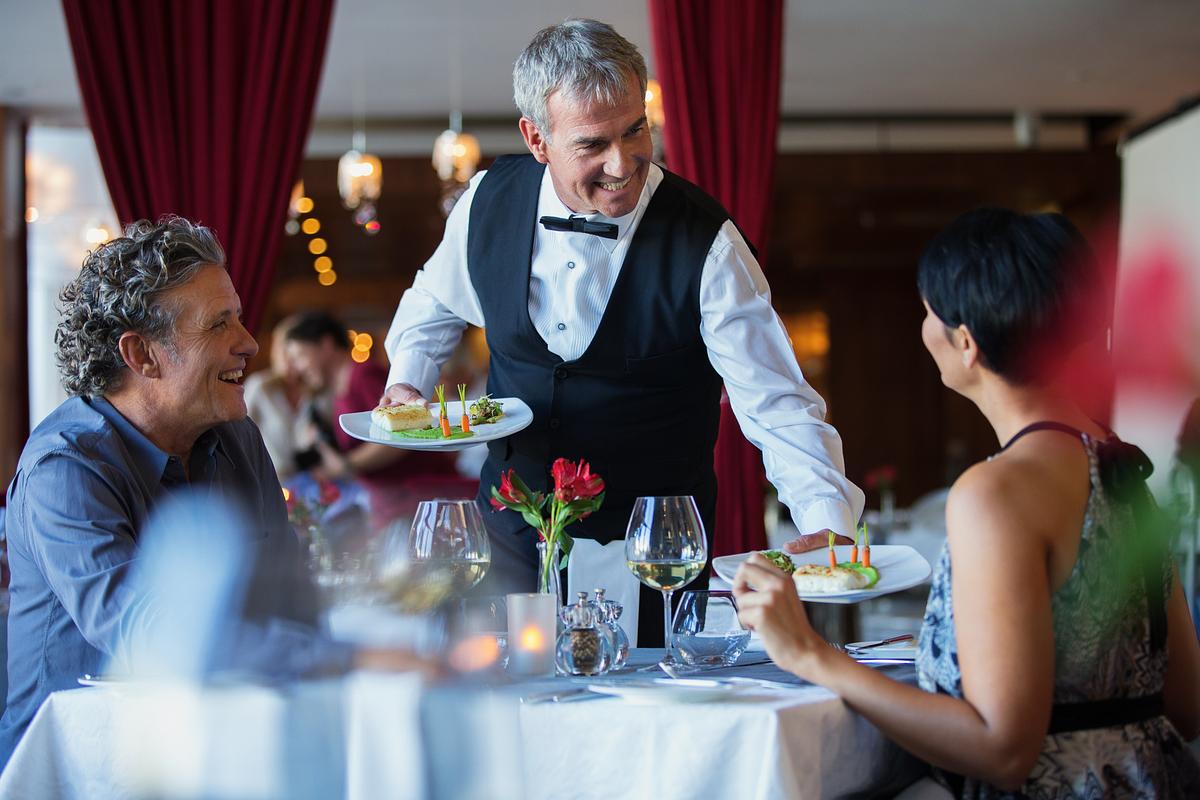 Enjoy-a-gourmet-meal-sugar-dating.jpg