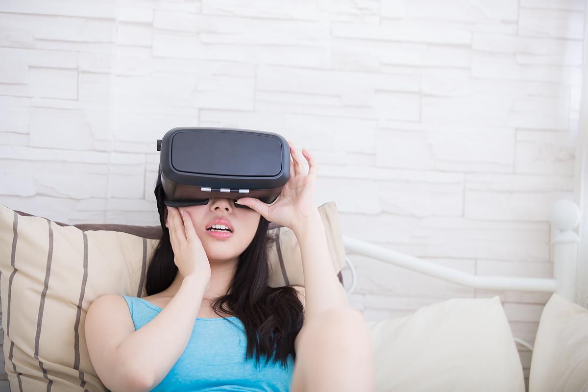 Potential-cons-of-virtual-dating.jpg