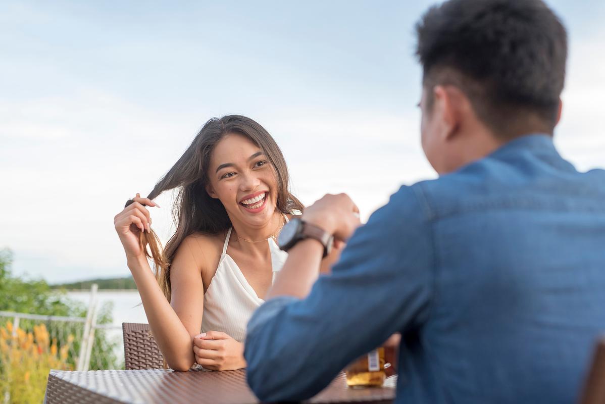How-to-know-if-a-woman-likes-you.jpg